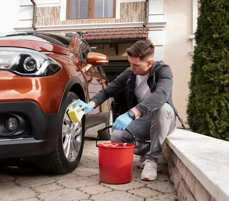 Lavage auto à domicile Mauves-sur-Loire : professionnel intervenant sur un véhicule